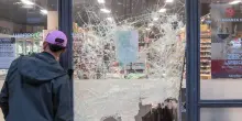 Scontri a Milano, giovani incappucciati devastano un supermercato in Via Torino