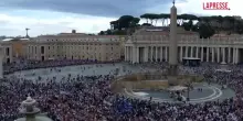 Papa, Leone XIV si affaccia per lAngelus dopo loperazione: lovazione dei fedeli