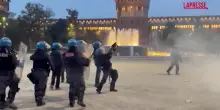 Milano, proseguono gli scontri: guerriglia nellarea del Castello Sforzesco