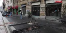 Scontri a Milano, in Corso Italia incendiato il dehors di un bar