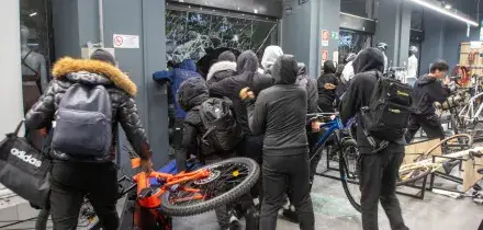 Scontri a Milano, ieri 14 feriti tra forze di polizia e 32 arrestati &ndash; La diretta