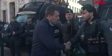 Milano, Salvini fa visita agli agenti in piazza Duomo dopo gli scontri: "Faremo di tutto perch&eacute; non si ripetano pi&ugrave;"