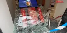 Scontri Milano, corso Garibaldi il giorno dopo le violenze: vetrine sfondate e negozi saccheggiati