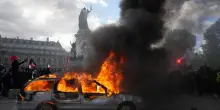 Scontri in Francia, coprifuoco a Parigi e in altre citt&agrave;