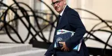 Proteste e scontri in Francia, il ministro dell&rsquo;Interno Nu&ntilde;ez presenta le dimissioni: Macron le respinge