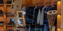 Nuovi scontri a Milano, la devastazione in Corso Garibaldi: Le foto