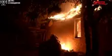 Ucraina, edificio in fiamme dopo raid russo: quattro morti e 27 feriti nelle ultime 24 ore