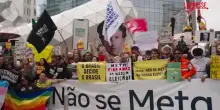 Brasile, protesta contro Meta per presunta interferenza elettorale: manifestanti con la maschera di Zuckerberg