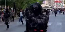 Bolivia, scontri a La Paz: la polizia disperde gli insegnanti in protesta contro il governo