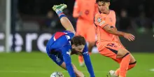 Khvicha Kvaratskhelia, il momento dell&rsquo;infortunio durante PSG-Barcellona in Champions League: le foto