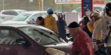 Carburanti, a Napoli lunghe code ai distributori di benzina: automobilisti in fila per fare rifornimento