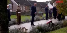 Regno Unito, Re Carlo, la Regina Camilla e il Principe William all&rsquo;Aberfan Memorial Garden