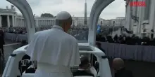 Leone XIV in piazza San Pietro per udienza generale, il Papa saluta i fedeli a bordo della papamobile