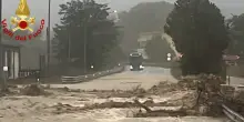 Maltempo, albero su auto a Jesolo: morto 46enne. Piogge e disagi in Liguria, Sardegna, Toscana, Lazio, Campania e Calabria