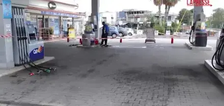 Caro carburanti, a Napoli gli automobilisti in coda alla ricerca di pompe di benzina per fare rifornimento