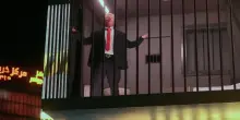 A Teheran &lsquo;Donald Trump&rsquo; rinchiuso in una cella: la performance artistica in piazza Tajrish &ndash; Foto
