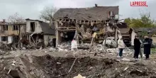 Ucraina, crateri enormi sulle strade dopo bombardamenti russi a Kiev
