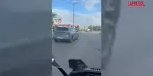 Blocchi autotrasportatori, a Napoli la polizia scorta un&rsquo;autocisterna