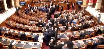Albania, rissa in Parlamento tra deputati di opposizione e maggioranza