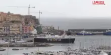 Carburanti, aliscafi e pescherecci fermi al porto di Pozzuoli