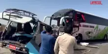 Pakistan, scontro tra un bus di linea e un furgone: almeno 12 morti