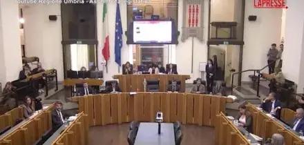 Regione Umbria approva legge su suicidio assistito: applausi e commozione in aula