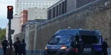Francia, spari in strada vicino a Parigi: un morto e 4 feriti. Arrestato un sospetto