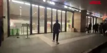 Corteo a Roma, sassi contro gli ingressi della stazione Termini