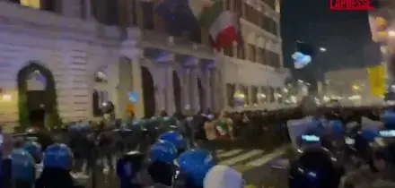 Corteo a Roma, manifestante si infila sotto il camion della polizia: estratto e fermato