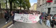 Studenti in corteo a Torino: "Soldi alla scuola non alla guerra! Tutti uniti contro il carovita"
