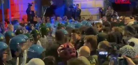 Roma, cariche della polizia ai manifestanti nei pressi di Termini