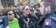 Milano, ragazzini fermati con passamontagna. Manifestanti: "Glieli ha messi la polizia"