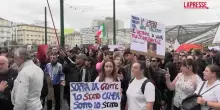 Corteo a Napoli, protesta pacifica contro il carovita: &ldquo;Non ce la facciamo pi&ugrave;&rdquo;