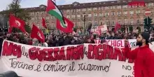 Corteo a Torino, in centinaia in Piazza Castello: "Giorgia Meloni devi andartene"