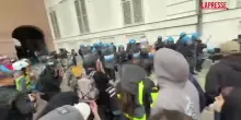 Corteo a Torino, proseguono gli scontri tra agenti e manifestanti