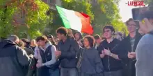 Milano, giovani studenti in manifestazione cantano &ldquo;Bella ciao&rdquo;