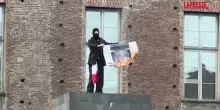 Torino, un uomo incappucciato d&agrave; fuoco a una foto di Giorgia Meloni