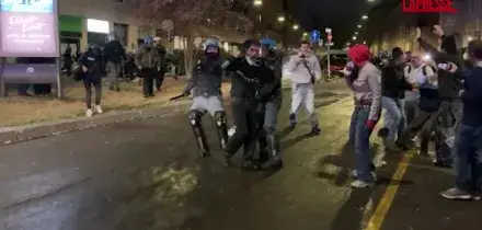 Corteo a Bologna, forti scontri tra manifestanti e polizia per le strade della citt&agrave;