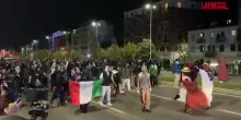 Corteo a Torino, si alza la tensione: idranti della polizia contro i manifestanti