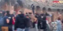 Roma, manifestanti forzano l&rsquo;ingresso al Colosseo: tensioni con gli addetti alla sicurezza