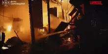 Ucraina, raid russo su Kharkiv: le immagini dei soccorsi tra le macerie
