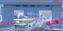 Corea del Nord, Kim Jong Un inaugura il ponte che unisce il Paese alla Cina