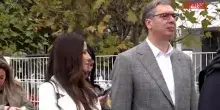 Serbia, il presidente Vucic in fila per votare al seggio elettorale di Belgrado
