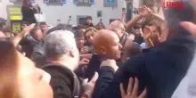 Valditara a Firenze, studenti in piazza contro il ministro: corteo cerca di forzare blocco polizia