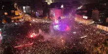 Gli &lsquo;studenti&rsquo; vincono le elezioni in Serbia, esplode la festa per le strade