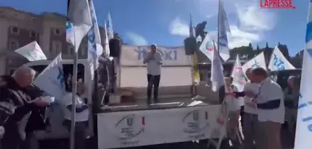 Caro carburanti, la protesta dei tassisti davanti al Mit a Roma