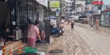 Thailandia, alluvione a Phuket dopo le forti piogge: le strade allagate e ricoperte di detriti