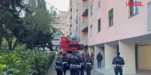 Anziana muore in incendio a Milano, i vicini: "Qualcuno ha dato fuoco alla porta"