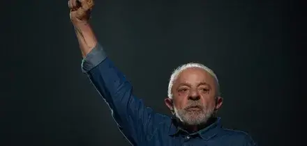 Brasile, Lula rieletto presidente per la quarta volta: Fl&aacute;vio Bolsonaro sconfitto con il 51,7% dei voti
