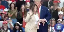 Trump accoglie Nicki Minaj sul palco in Michigan: "Un lato B davvero stupendo"